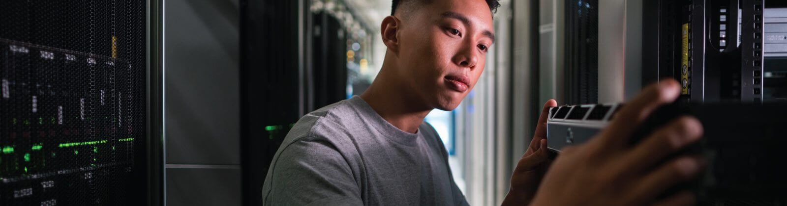 一名在實驗室中查看手機的男性