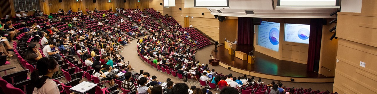 學生坐在大型階梯教室內