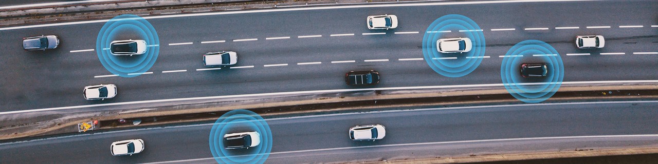 在路上行駛的無人駕駛智慧車輛的俯視鳥瞰圖 