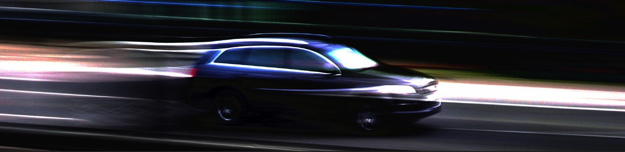 夜間在路上行駛的汽車