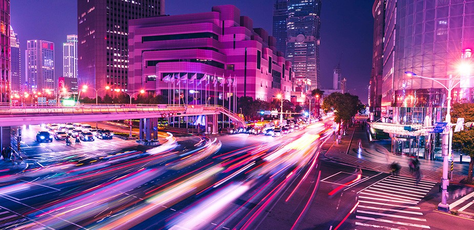 夜幕下的繁華城市。車燈光線。