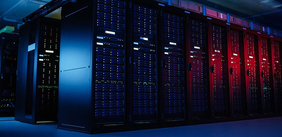儲存裝置架排列整齊，裝置燈亮