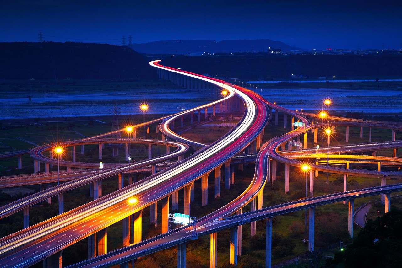 夜間高速公路上閃耀的光束