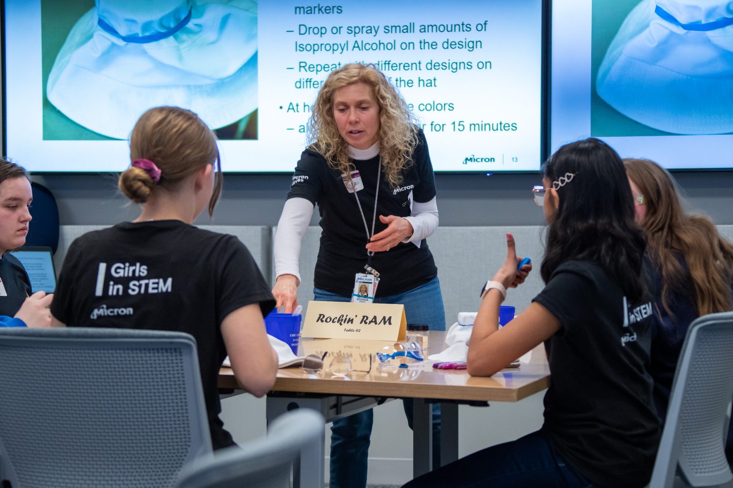 Brenda Krauss 在 Girls Going Tech 計畫中做志工